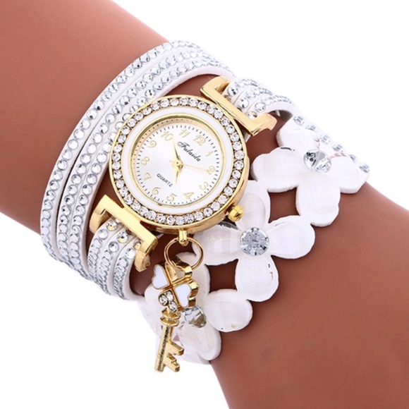 BOUTIQUE Accessories - 5⭐️RATED FLORAL BRACELET WATCH